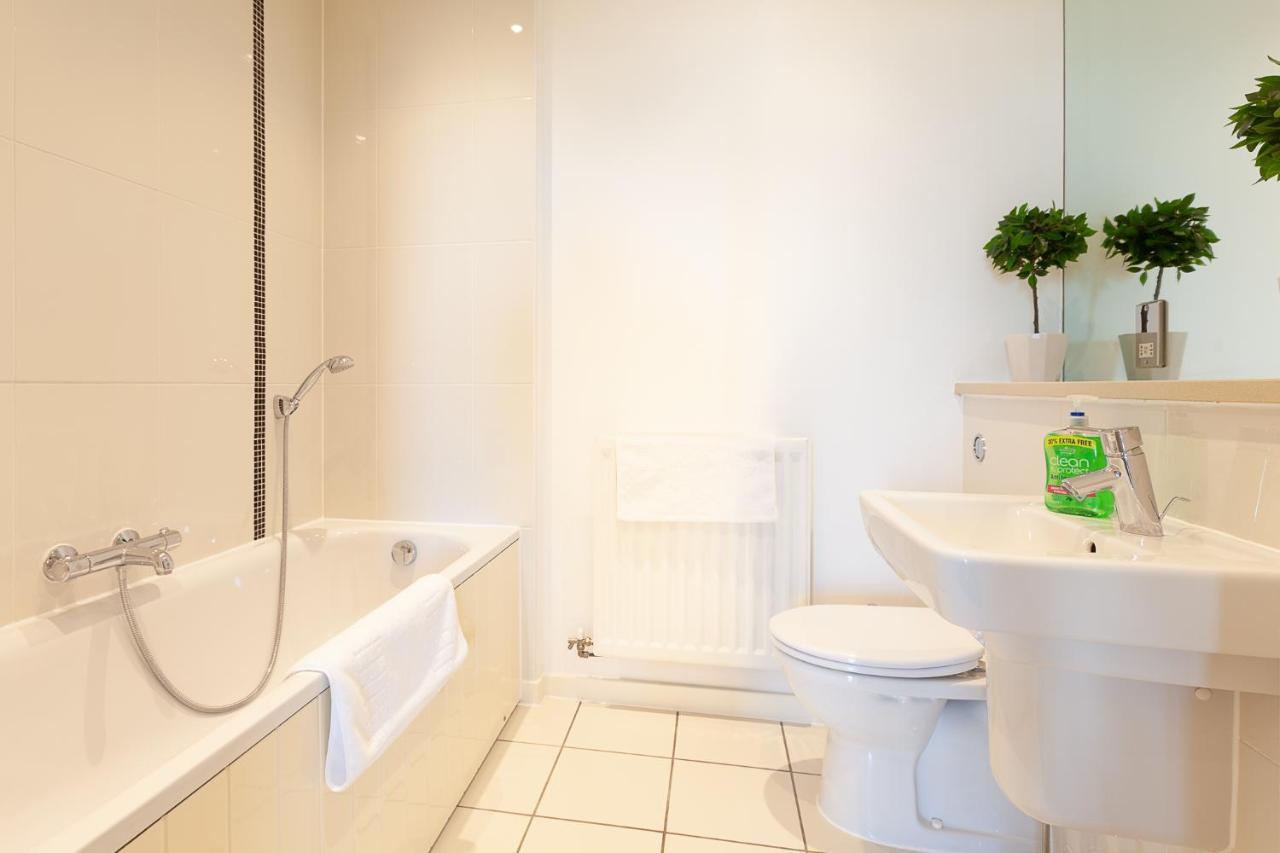 2 Bedroom 2 Bathroom Apartment In Central Milton Keynes With Free Parking And Smart Tv - Contractors, Relocation, Business Travellers Екстериор снимка